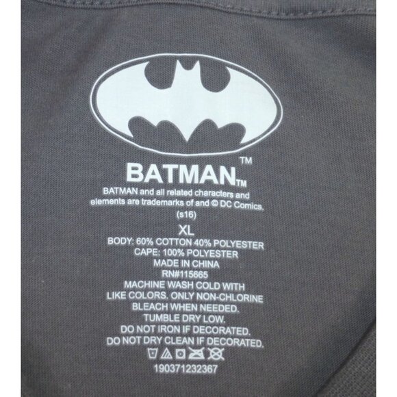 NWT Batman Graphic Tee Detachable Cape XL Shirt Cosplay Bat Belt - Picture 2 of 11
